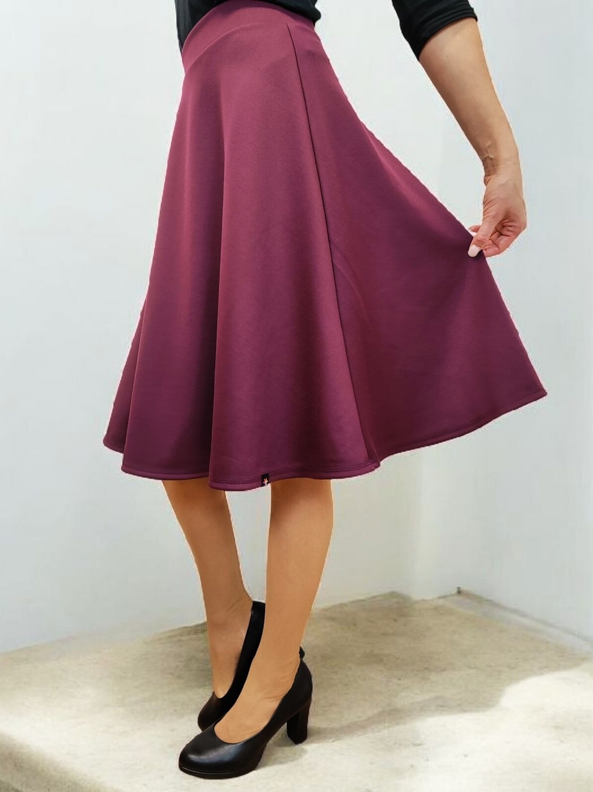 Půkolová sukně v bordó barvě na modelce